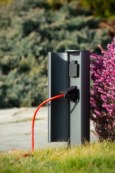 Colonna prese elettriche da esterno Lucide IP44, prese con messa a terra Tipo F, finitura in alluminio antracite, altezza 40 cm