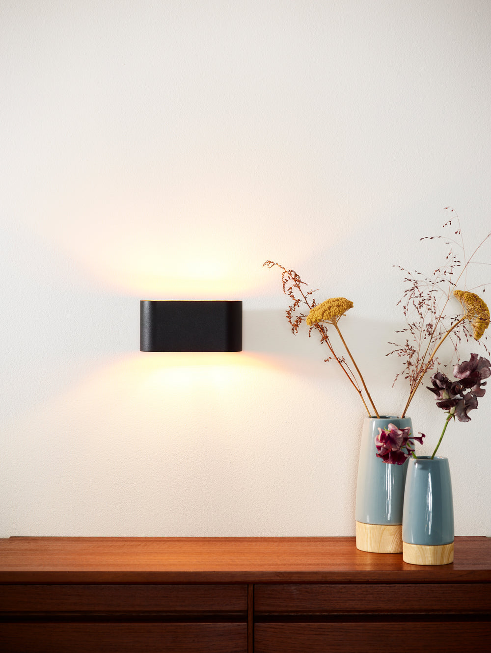 Lampada da parete Lucide XERA, design ovale moderno, 1xG9, luce verso l’alto e verso il basso, Alluminio Nero, IP20
