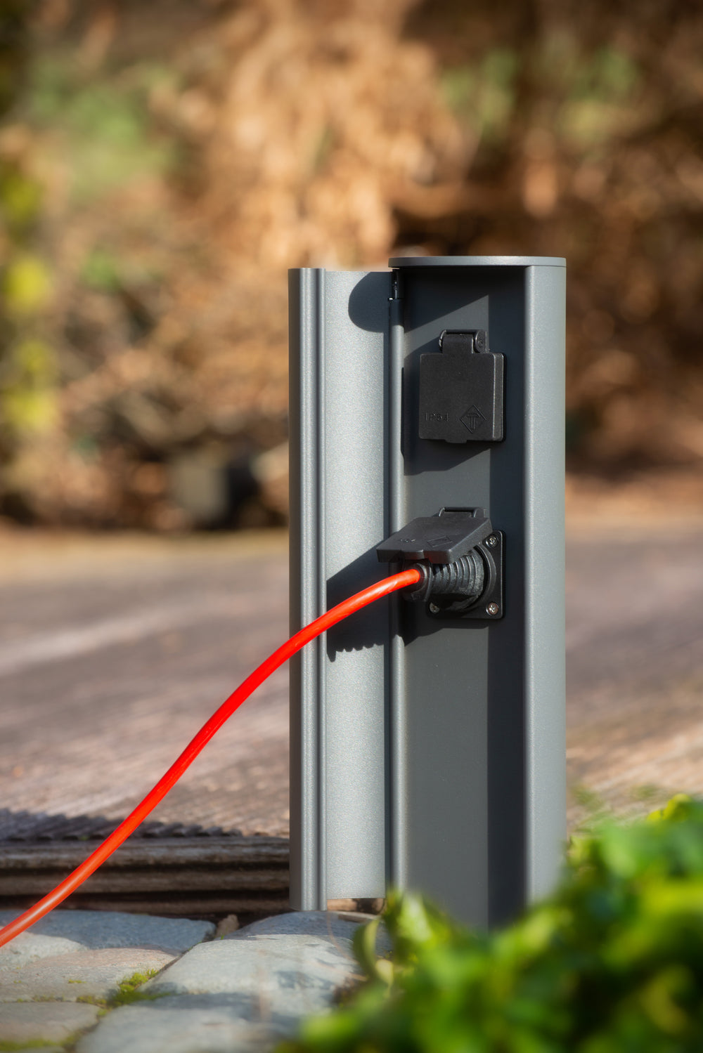 Colonna prese elettriche da esterno Lucide IP44, prese con messa a terra Tipo F, finitura in alluminio antracite, altezza 40 cm