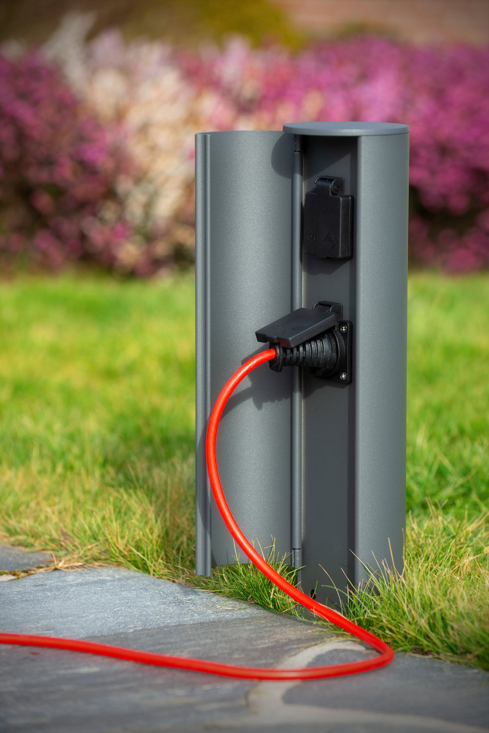 Colonna prese elettriche da esterno Lucide IP44, prese con messa a terra Tipo F, finitura in alluminio antracite, altezza 40 cm