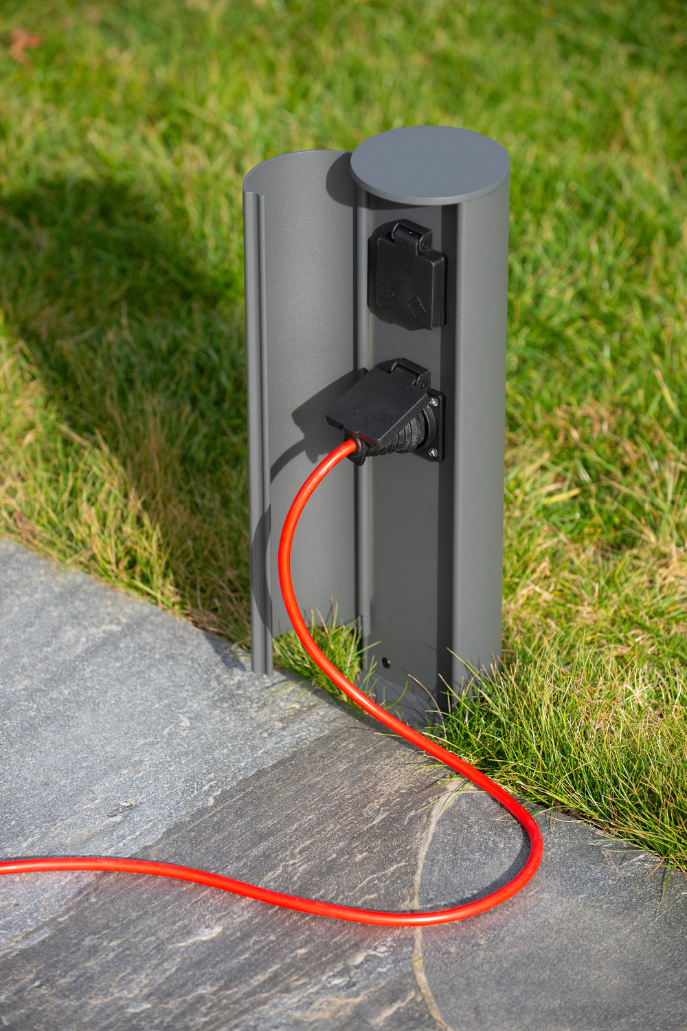 Colonna prese elettriche da esterno Lucide IP44, prese con messa a terra Tipo F, finitura in alluminio antracite, altezza 40 cm