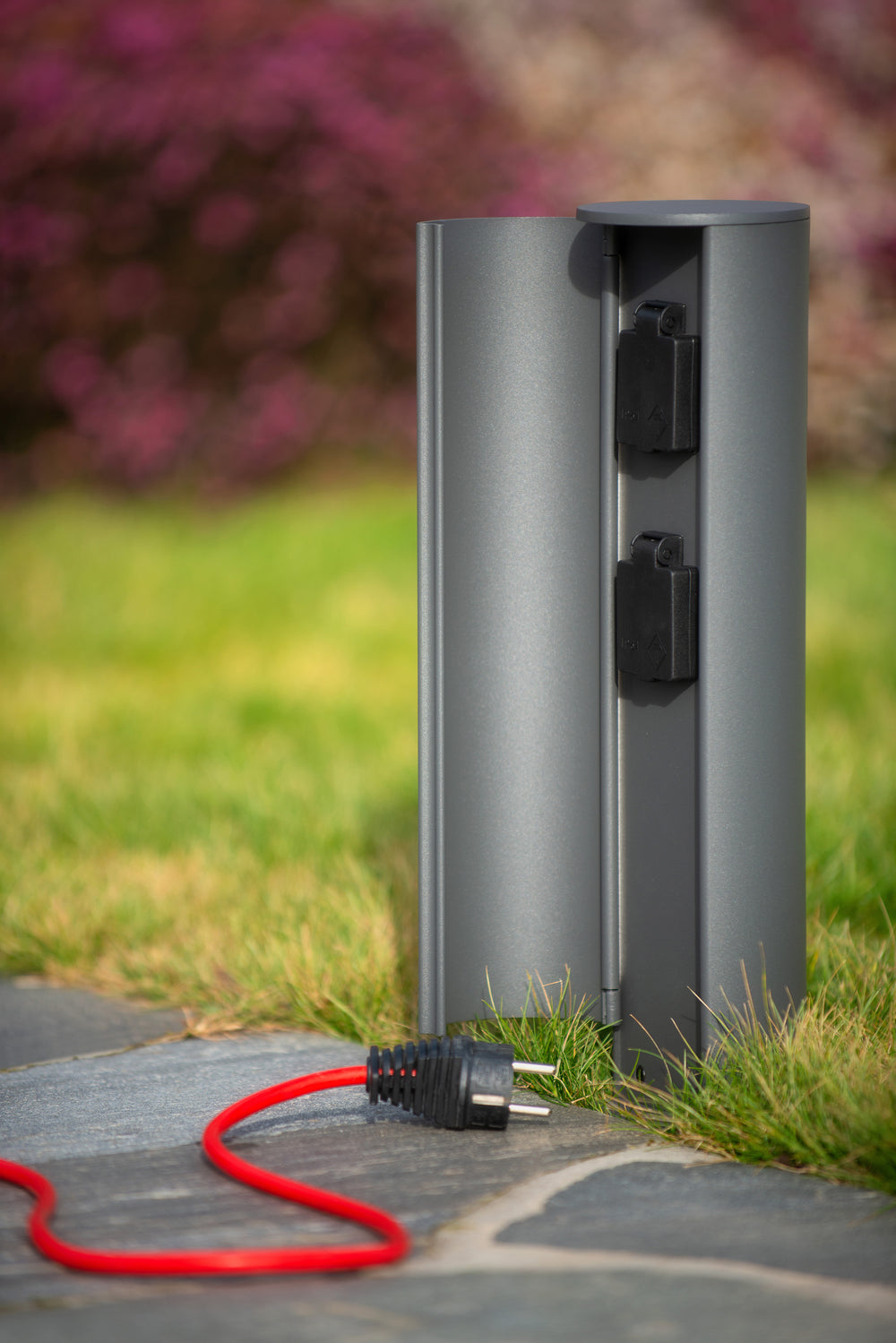 Colonna prese elettriche da esterno Lucide IP44, prese con messa a terra Tipo F, finitura in alluminio antracite, altezza 40 cm