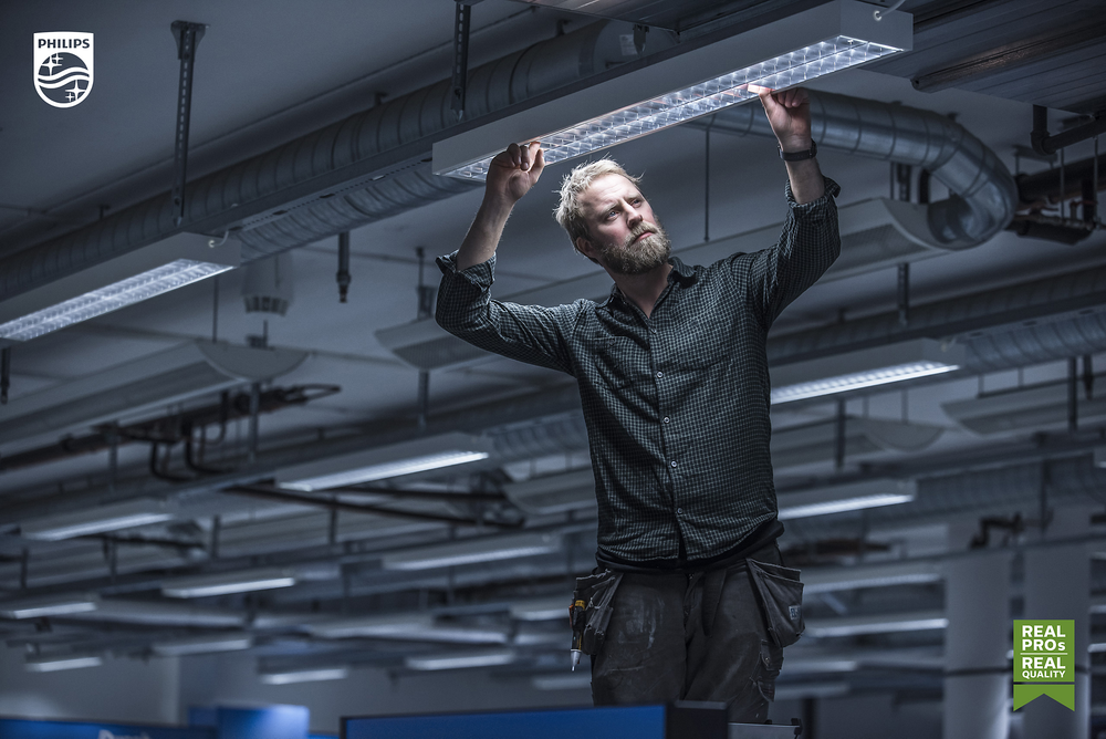 Philips CorePro LEDtube 1500mm T8 HO 24W 4000K G13 Opaco 2700 lumen 240° Bianco Freddo CE RoHS